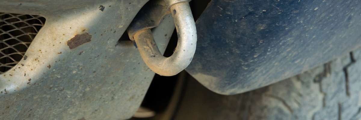 Hook part in the car to tow another car